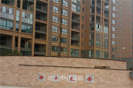 顺街大面积商铺，高级中学对过，可分期